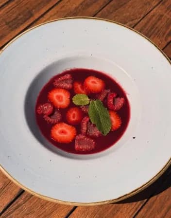 Dessert : soupe de fruits rouges aux fraises, framboises et menthe.