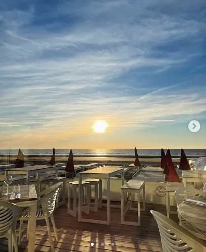 Coucher de soleil sur la mer depuis la terrasse du Sunset Beach à Benerville-sur-Mer.